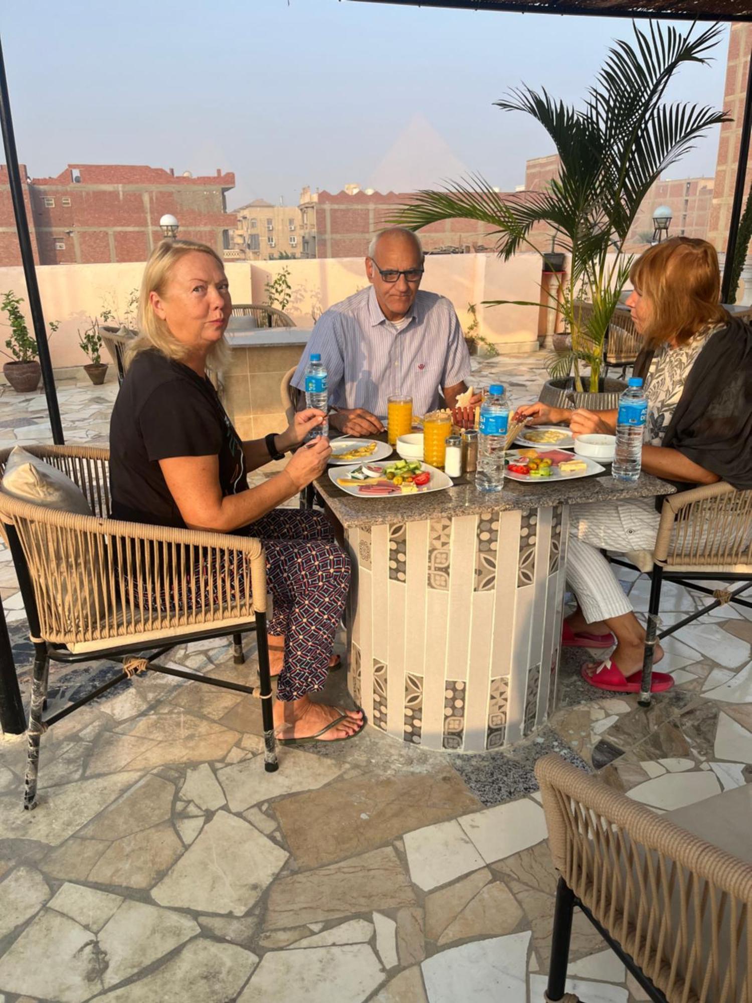 Badr Pyramids Inn Nazlet el-Sîsi Екстериор снимка